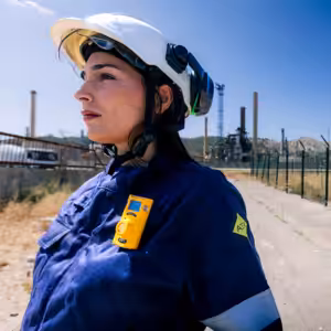 Opératrice équipée du détecteur monogaz SGT en usine pétrochimique