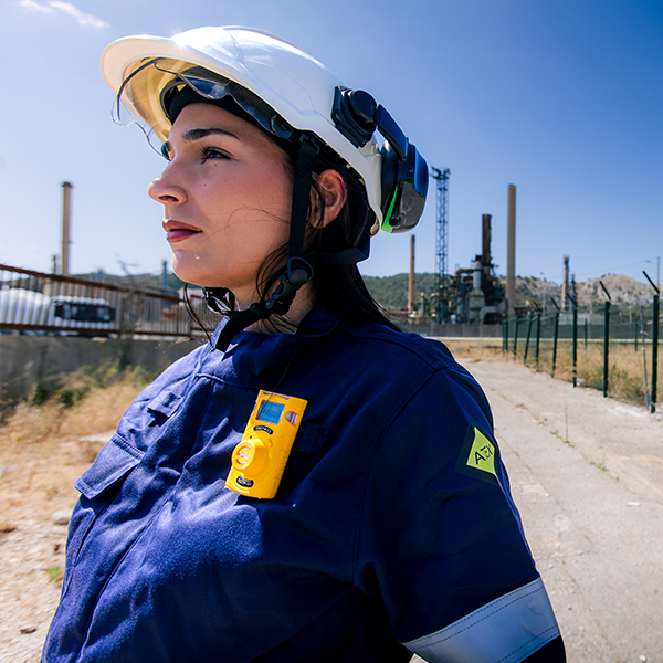 Opératrice équipée du détecteur monogaz SGT en usine pétrochimique