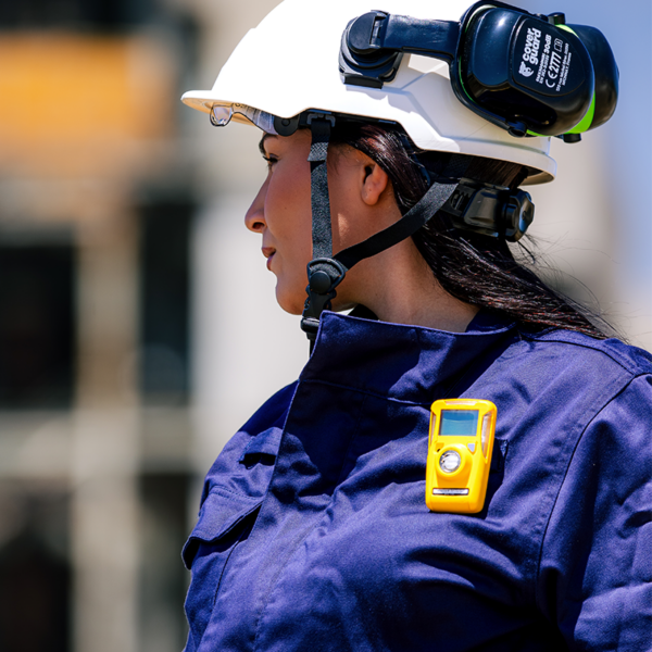 Détecteur monogaz BW Clip utilisé par un intervenant en environnement industriel et pétrochimie