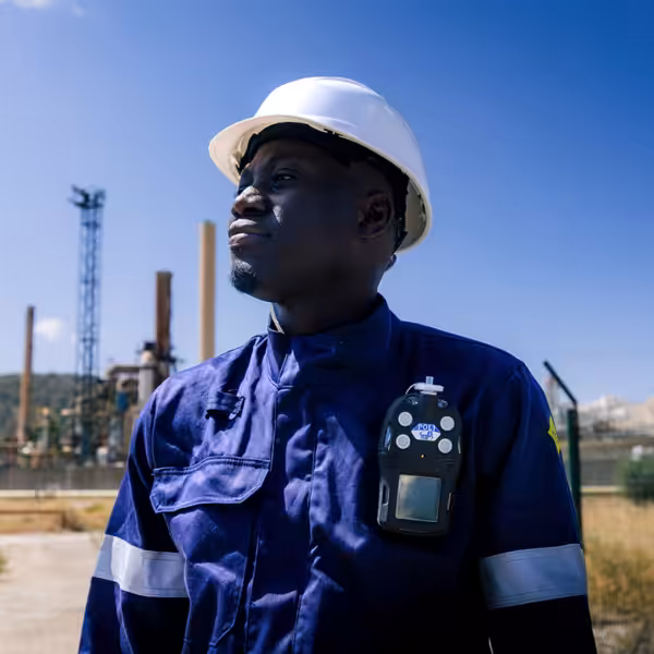 Détecteur multigaz POLI sur opérateur site pétrochimique